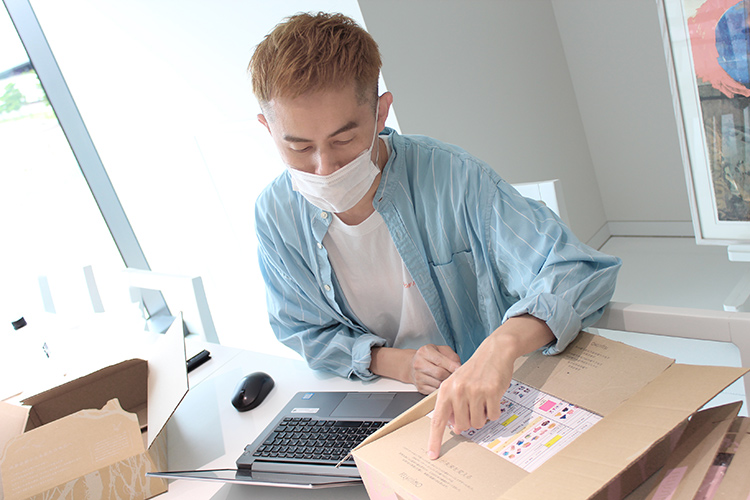 内フラップのメッセージについて話す森重さん
