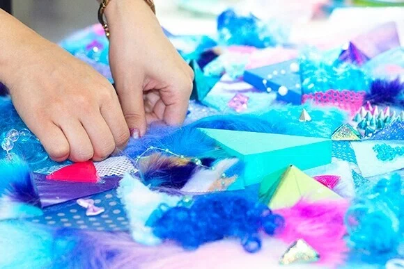 一見デジタルでつくられたように見えるキービジュアルは、絵の具で色を塗るようにいろいろなマテリアルを置いてつくられたそう。