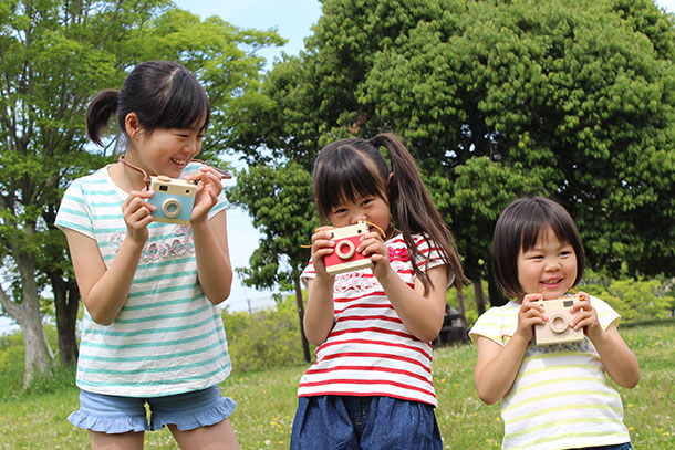仕上がったカメラを3姉妹に持ってもらいました