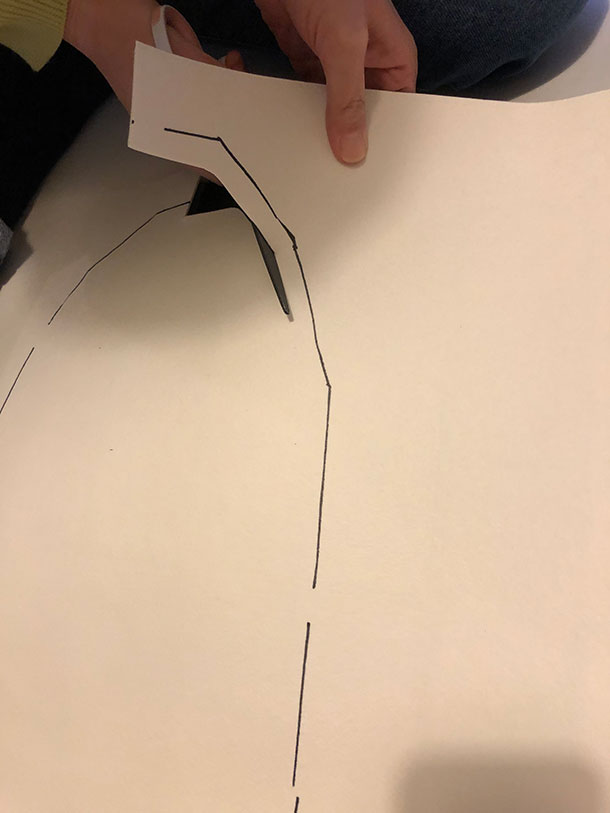 ハサミでちょきちょき切っていきます