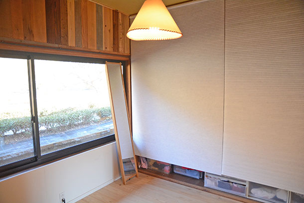 この部屋の窓ももともとは木製建具のうすい型ガラスだったのですが、ペアガラスのサッシ窓にしました