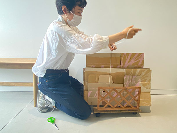 大量の段ボールを持ち上げなくても下からひもをかけられます