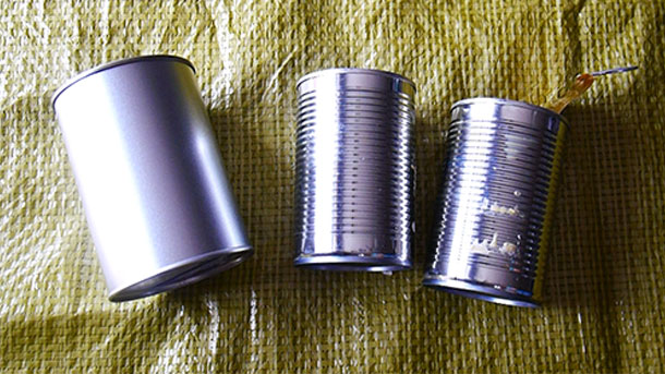 空き缶を準備します