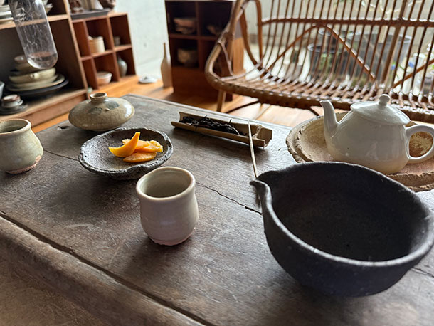 お茶の葉を鑑賞したあと、小さな中国茶用の急須に茶葉を入れるのに使います