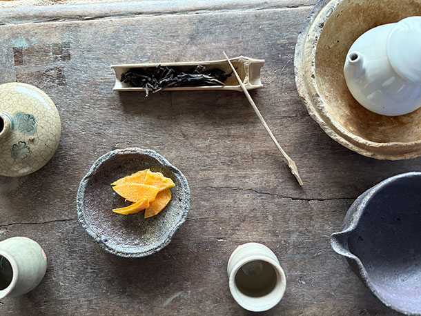 お茶を淹れる際に、茶壺の注ぎ口に詰まった茶葉を取り除くために使用する道具です