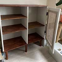 ラタンの扉が素敵なアンティーク風の棚をDIY：後編