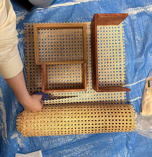 ラタンシートを張る場所を決めてシートを切り取ります