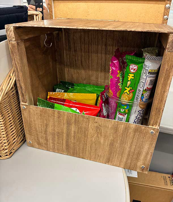 今回作ったスナック菓子も置けるお菓子箱