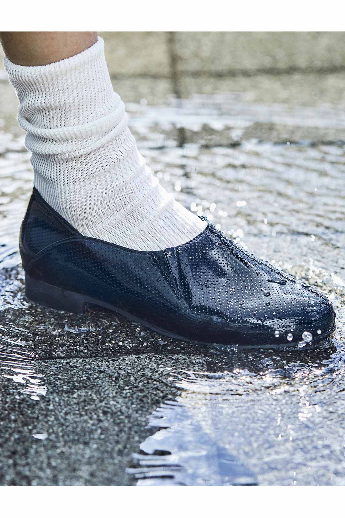 Real Stock|リブ イン コンフォート   はまじとコラボ 雨の日も履ける！ 防水フラットシューティ〈ブラック〉