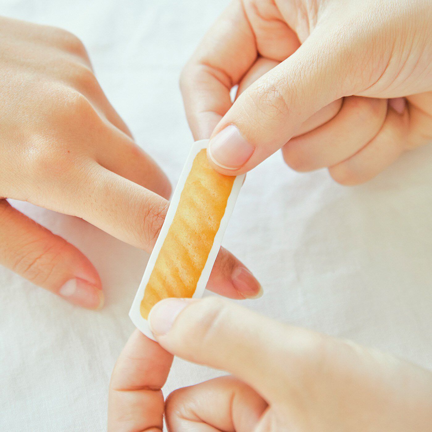Real Stock|かっぱえびせんの救急ばんそうこう|貼ればほっこり。かっぱえびせんの手当てにじんわり。