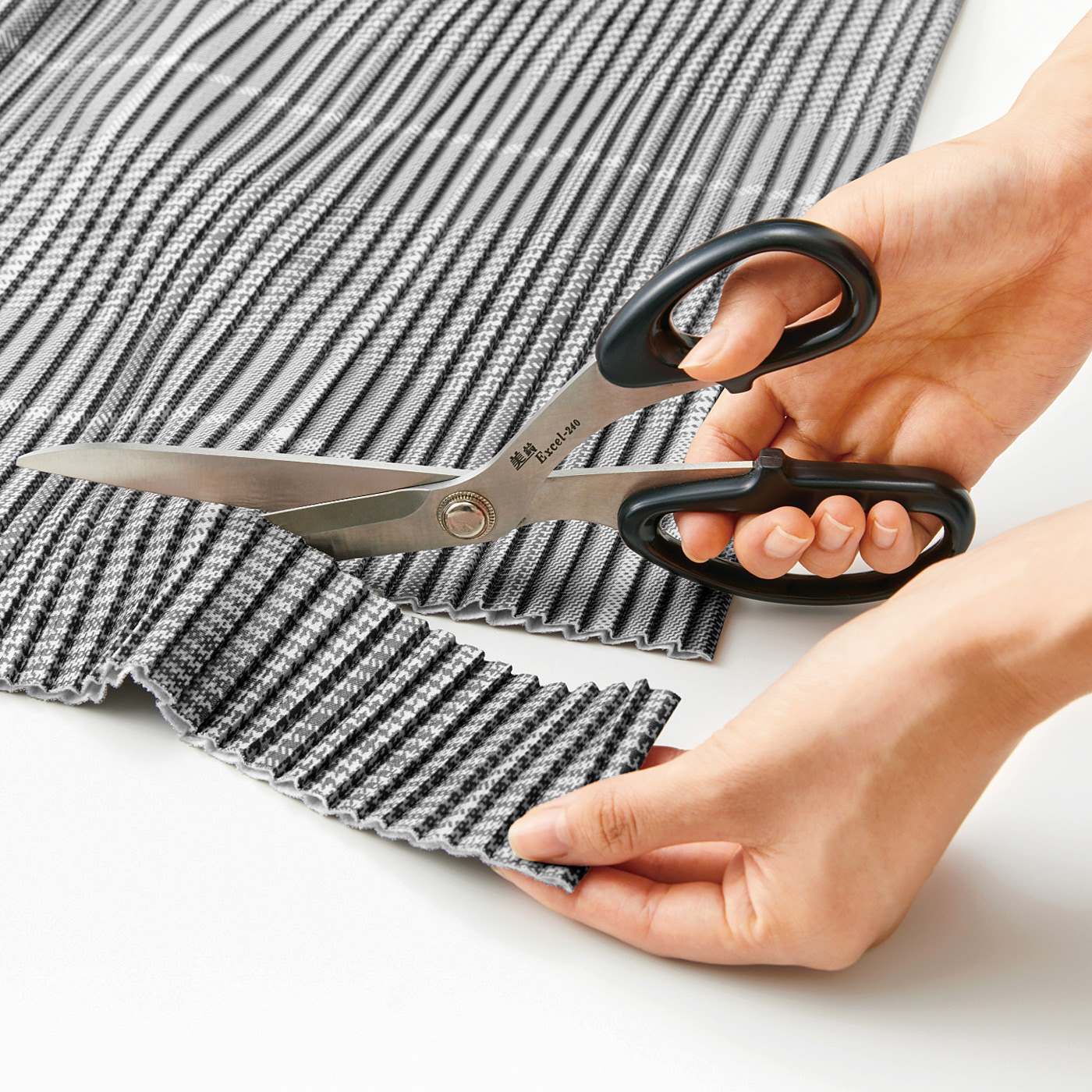 Real Stock|ラミプリュス　さっとはいてらくらくきちんと見せ　裏微起毛のオトナ上品なグレンチェック柄プリーツパンツ〈ブラウン〉|すそは切りっぱなし仕様。すそから15cmはセルフカットができるようになっているので、好みの長さに切って着用できます。※切り口は生地見本のようになります。　※お届けするカラーとは異なります。