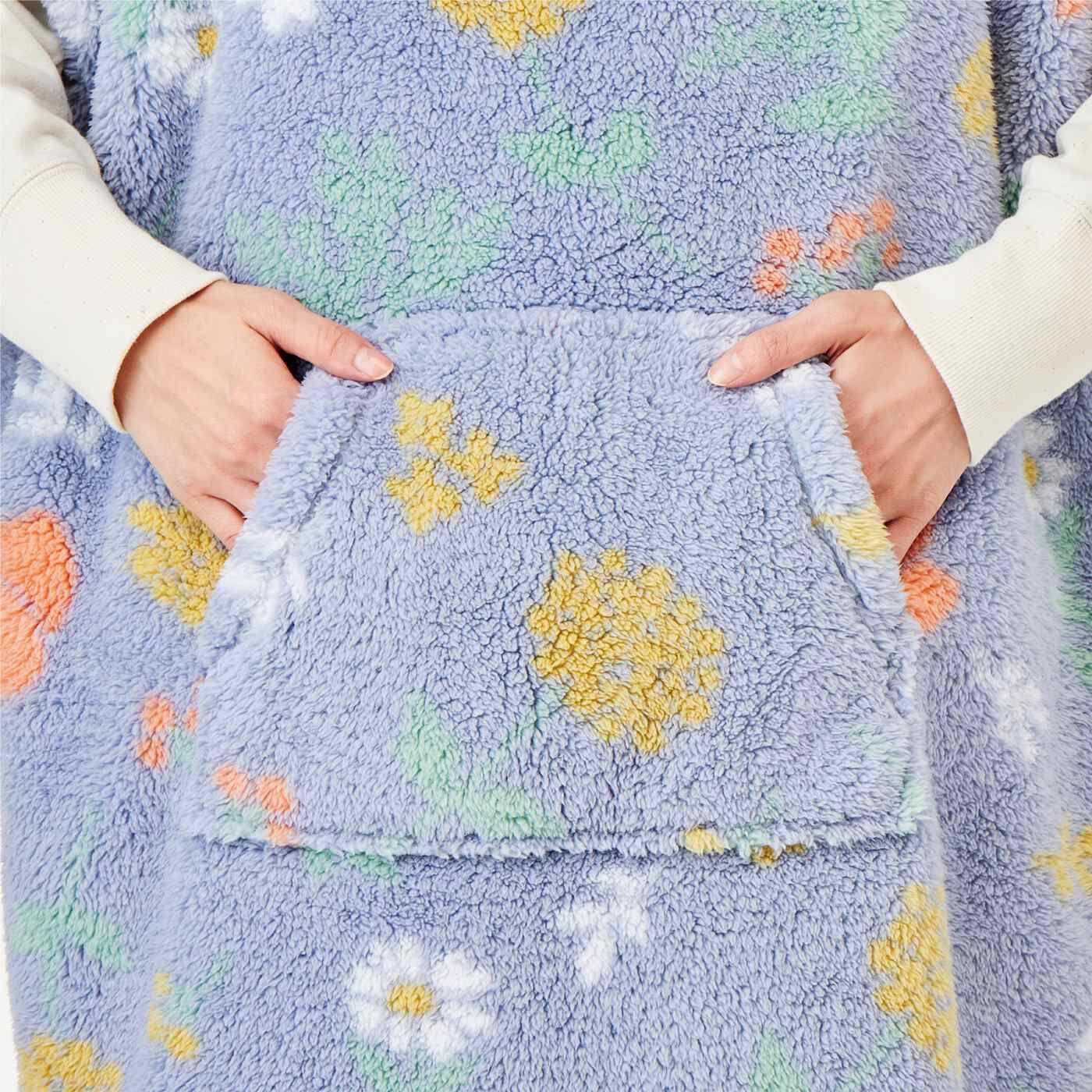 Real Stock|クーフゥ　ストレッチボアで軽くてあたたか　ぬくもりに包まれる　ほかとろ着る毛布〈木陰の花々〉〈ミルキーホワイト〉|両側が開いたカンガルーポケット。カイロを入れるとさらにぬくぬくに。　※お届けするカラーとは異なります。