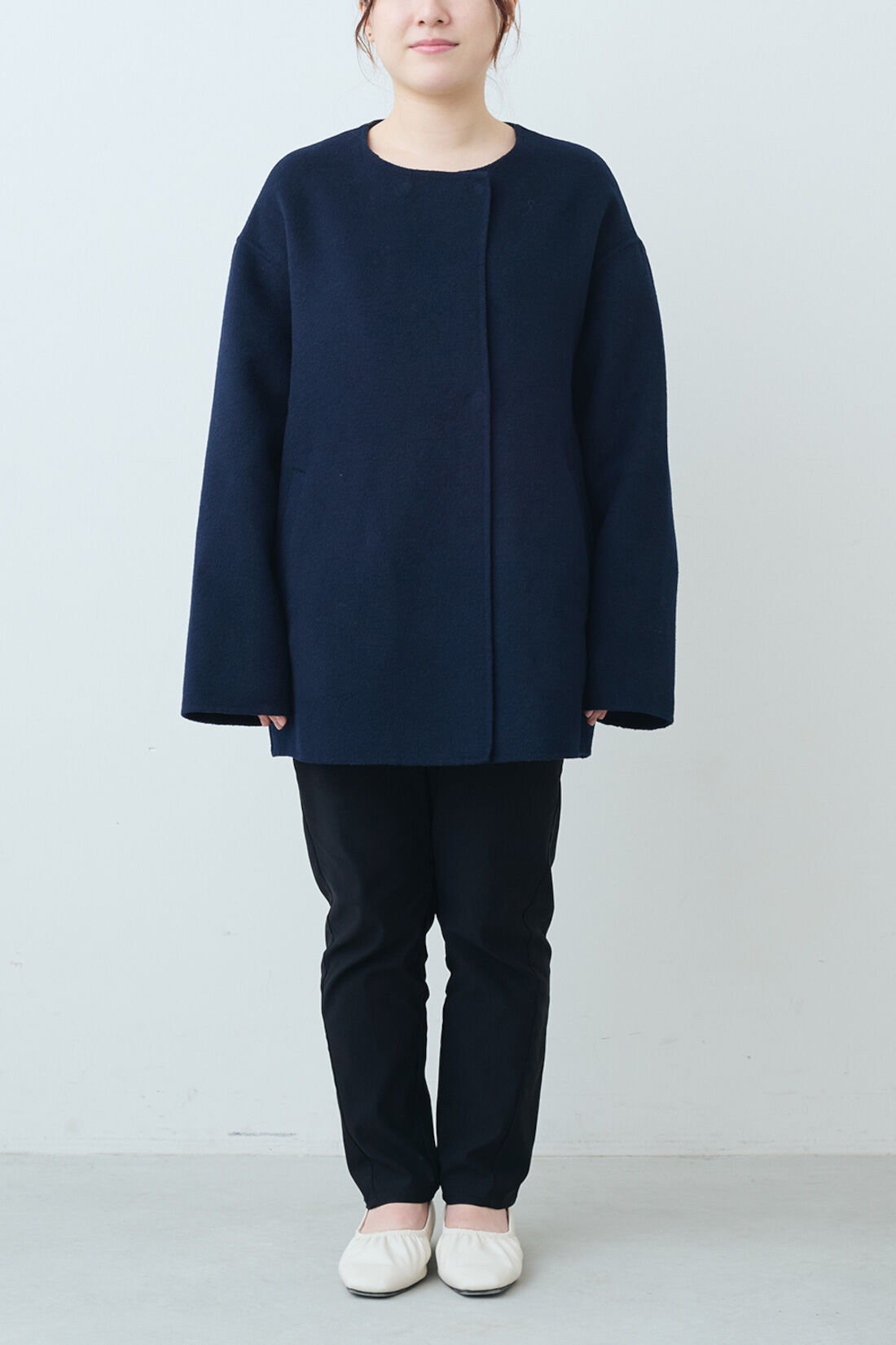 Real Stock|THREE FIFTY STANDARD　リバー仕立てのウール混ノーカラーコート〈ネイビー〉|モデル身長：149cm　着用サイズ：M