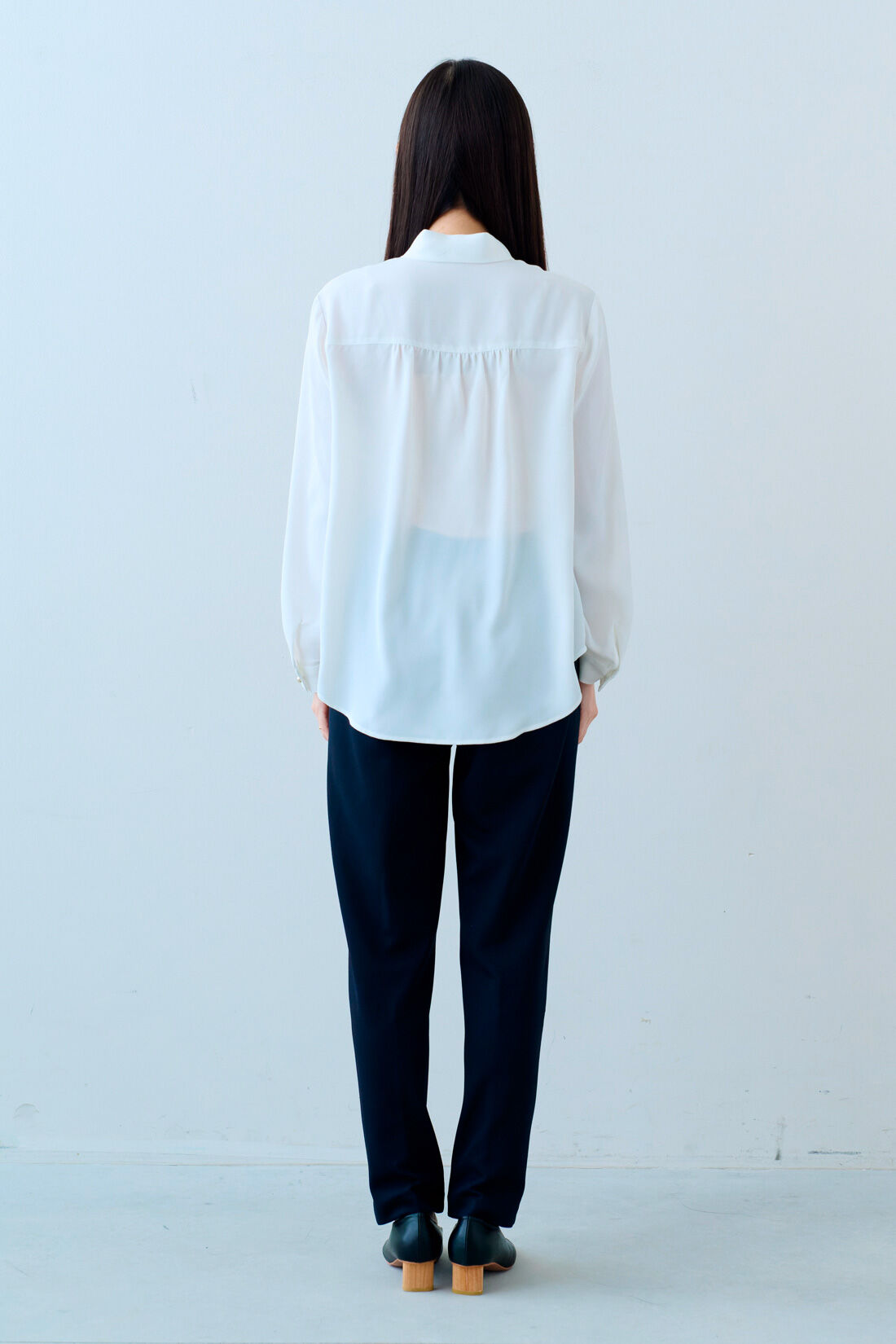 IEDIT|花粉リリース UVカット 純紺 バレエフィット （R） パンツ〈ダークネイビー〉のコーディネート