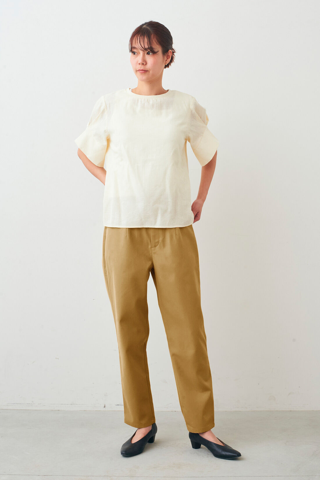 撥水 美脚 テーパードパンツ 〈ベージュ〉のコーディネート