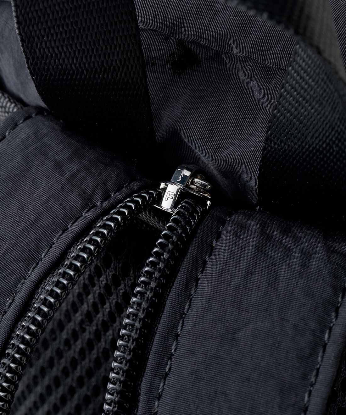 IEDIT|IEDIT[イディット]　2-WAYショルダーでアクティブに楽しむ 撥水（はっすい）ミニリュック〈ブラック〉|ショルダーストラップの根元にはファスナーの引き手を収納するスペースつき。