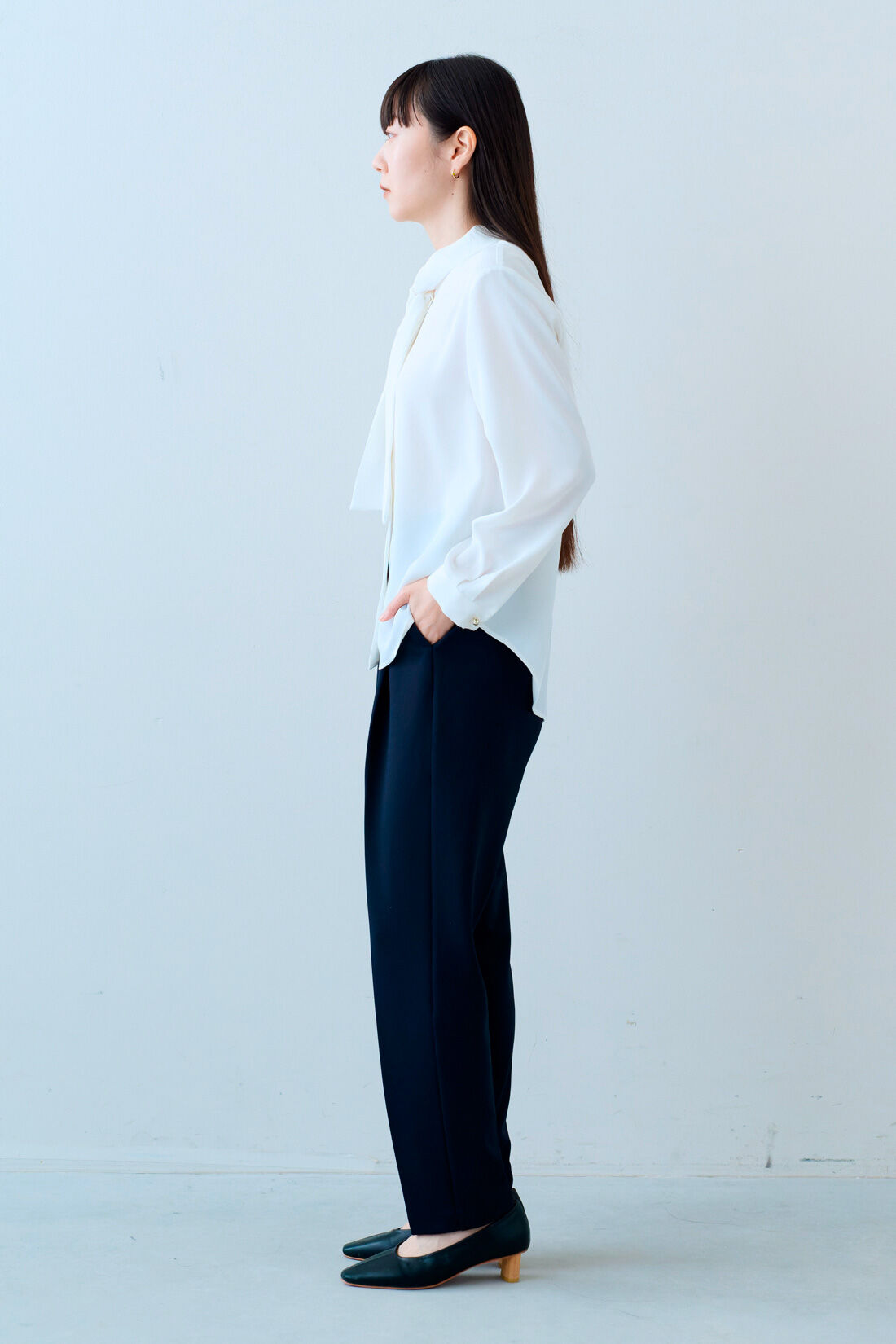 IEDIT|花粉リリース UVカット 純紺 バレエフィット （R） パンツ〈ダークネイビー〉のコーディネート