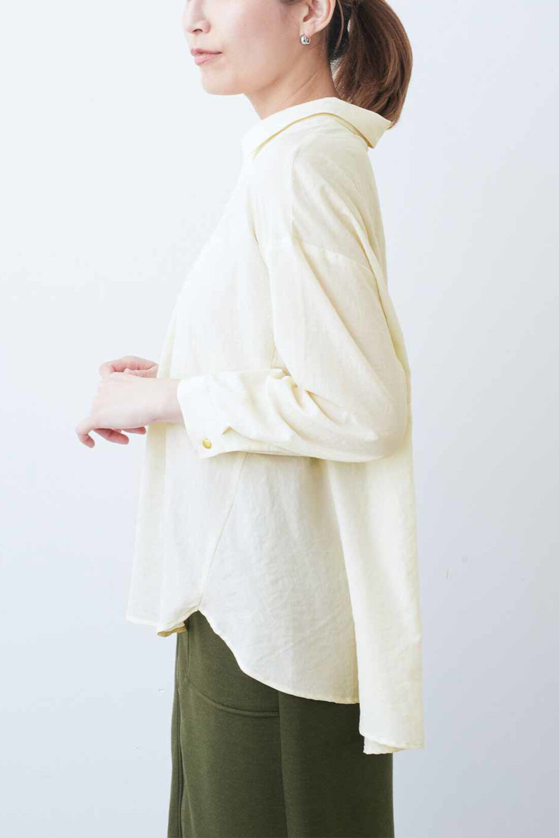 IEDIT|IEDIT[イディット]　リラクシーシルエットのきちんと見えスキッパーシャツブラウス〈ベージュ〉|モデル身長：164cm　着用サイズ：M これは参考画像です。お届けするカラーとは異なります。