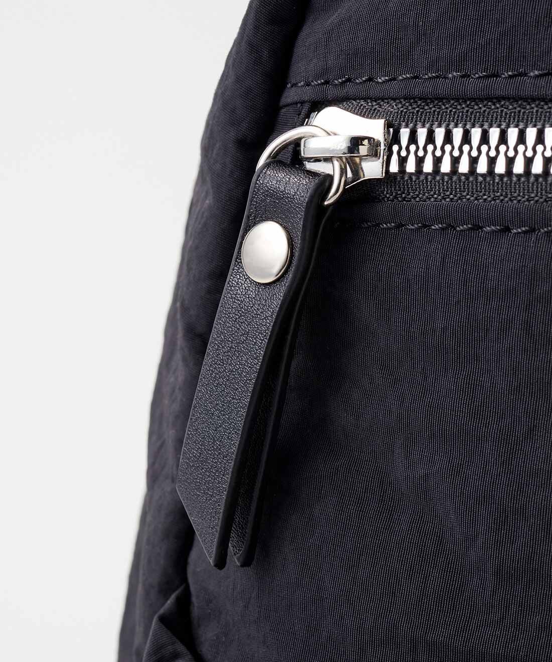 IEDIT|IEDIT[イディット]　2-WAYショルダーでアクティブに楽しむ 撥水（はっすい）ミニリュック〈ブラック〉|キラッとメタル調ファスナーに、合皮の引き手がリッチなアクセント。