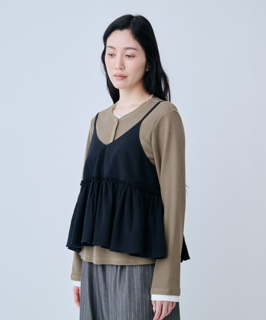 IEDIT|IEDIT[イディット]　きくちあつこさんコラボ コットンキャミビスチェ〈ブラック〉|高めの位置で切り替えたギャザーフリルで、かわいくスタイルアップも。　※写真はイメージです。お届けするカラーとは異なります。