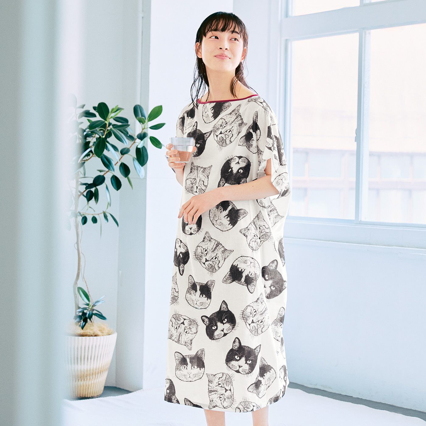 猫部|nemunoki paper item&times;猫部　シックな猫が大人かわいい ダブルガーゼの着るバスタオルの会|首もとのパイピングがシックなアクセントに。