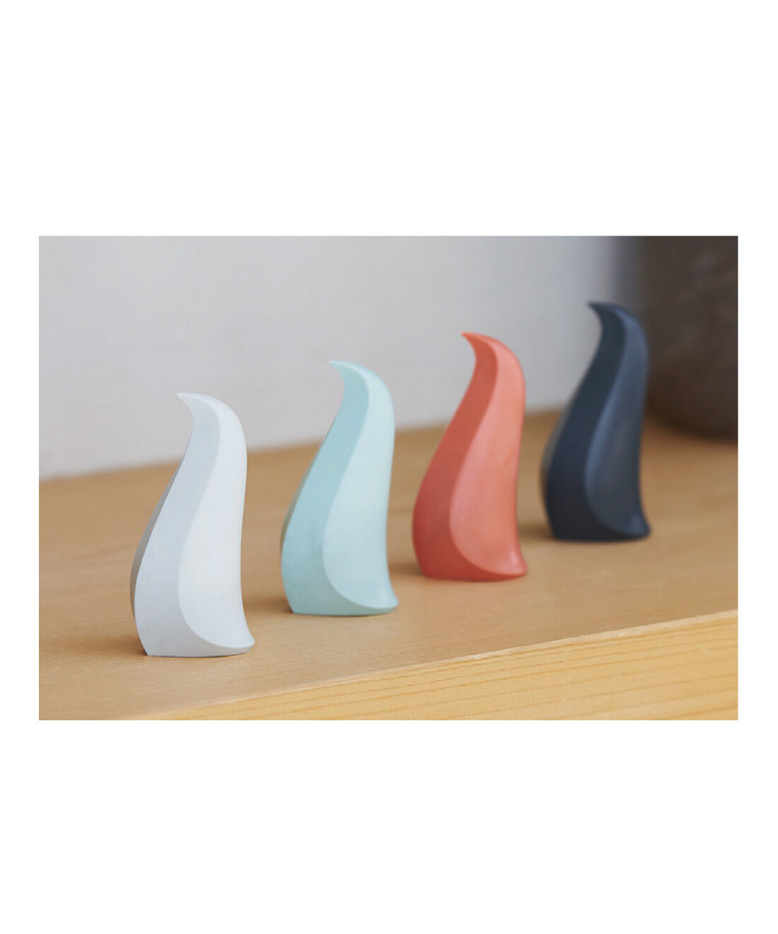 FELISSIMO PARTNERS|くちばしで開封をお手伝い ペンギンカートンオープナー|並べて飾ってもかわいい