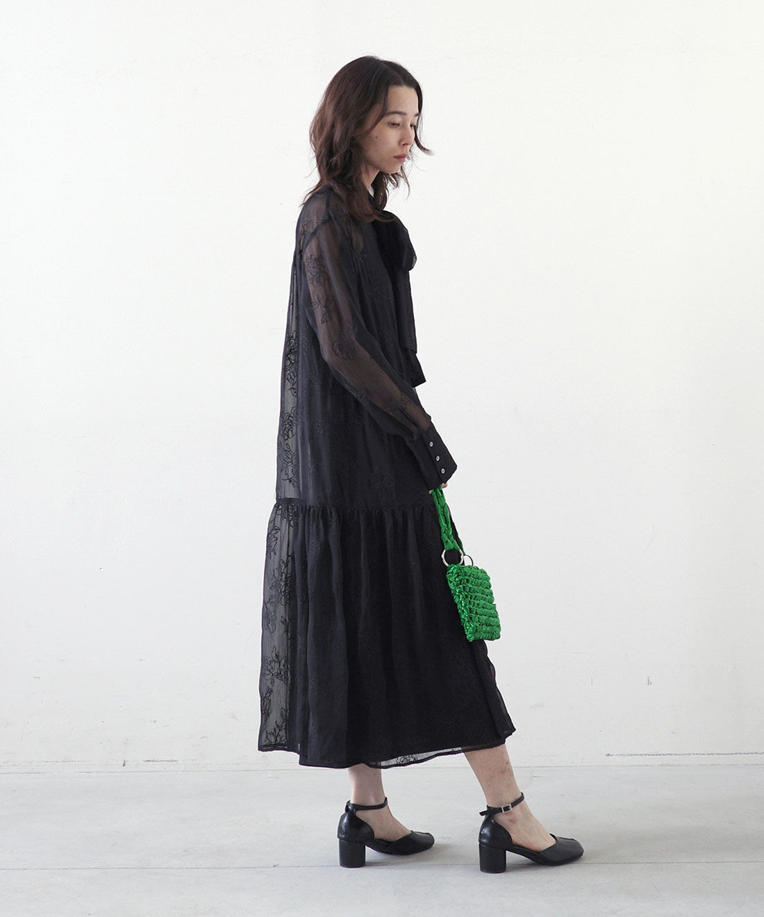 MEDE19F|花刺繍 ボウタイシアードレス〈ブラック〉のコーディネート|モデル身長： 168cm　Mサイズ着用