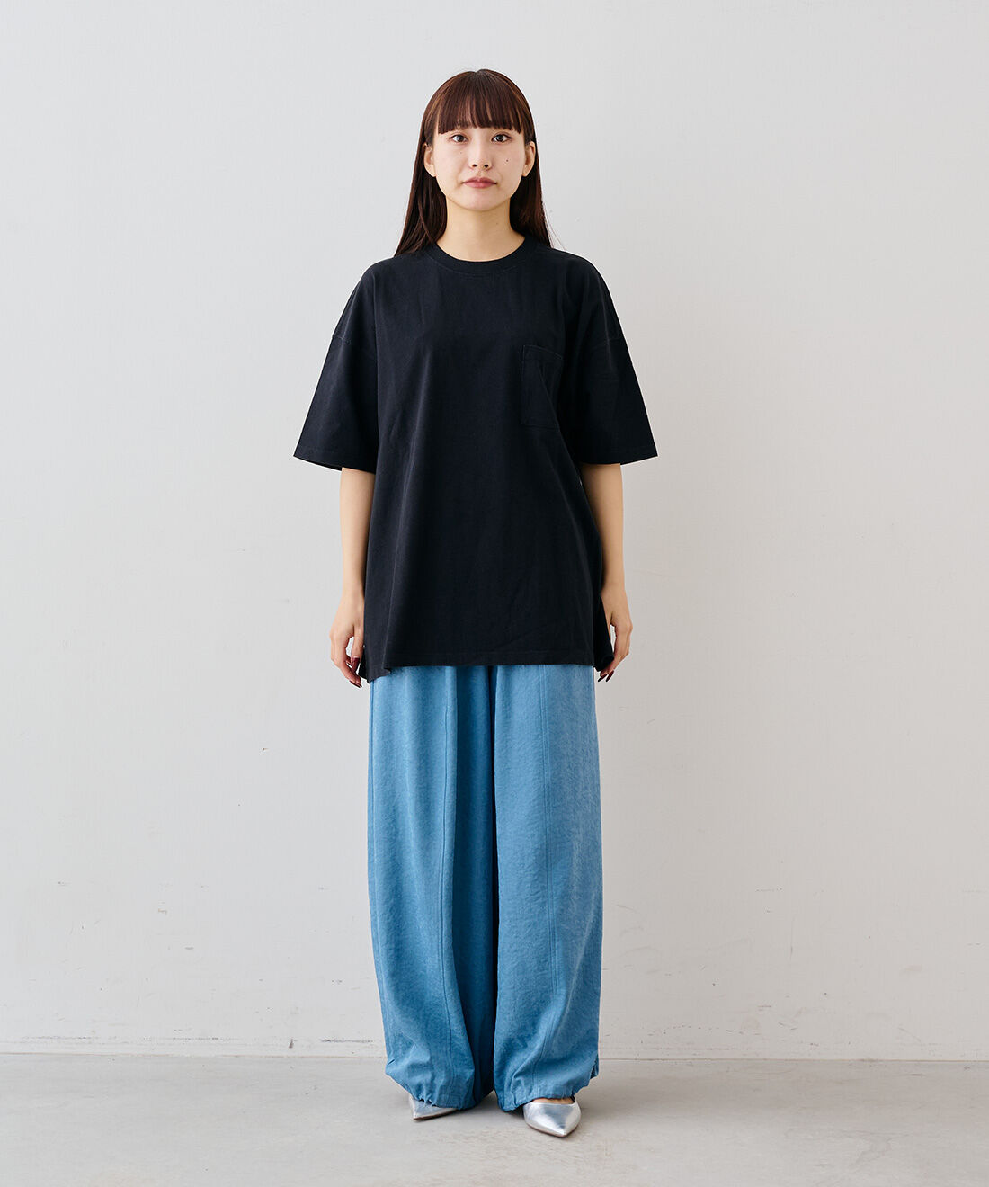 MEDE19F|フェイクスエードのリラックス パンツ〈スカイテールブルー〉のコーディネート