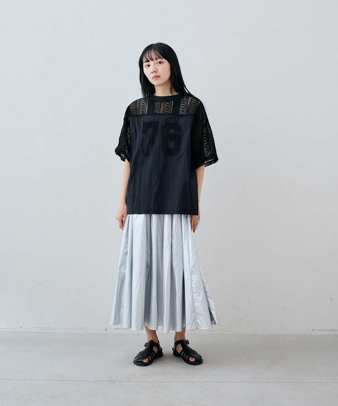 MEDE19F|レースナンバーコラージュトップス　とシルバーコーティング素材のギャザースカートのコーディネート|163cm　size：M