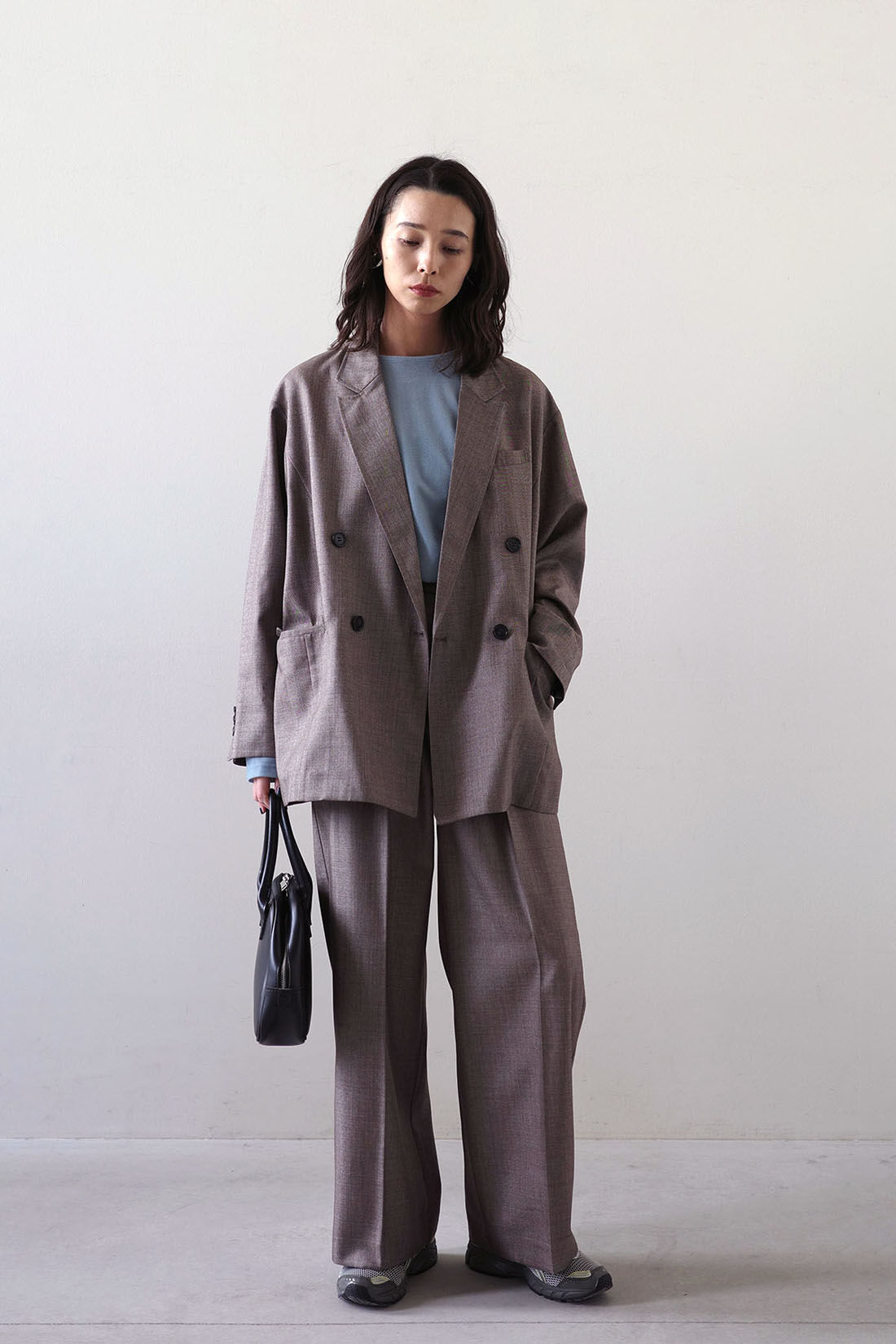 MEDE19F|MEDE19F シャークスキン ワイドスラックス〈グレーベージュ〉とMEDE19F アシメトリーヘム シアーベロアトップスの会のコーディネート|モデル身長：168cm Mサイズ着用