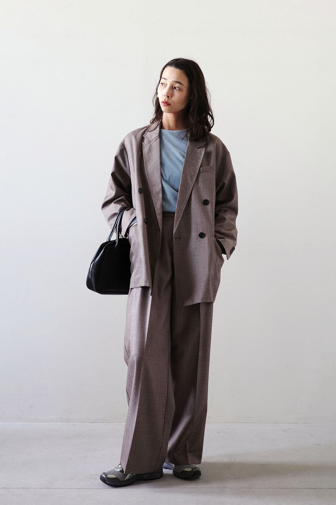 MEDE19F|MEDE19F シャークスキン ワイドスラックス〈グレーベージュ〉とMEDE19F アシメトリーヘム シアーベロアトップスの会のコーディネート|モデル身長：168cm Mサイズ着用