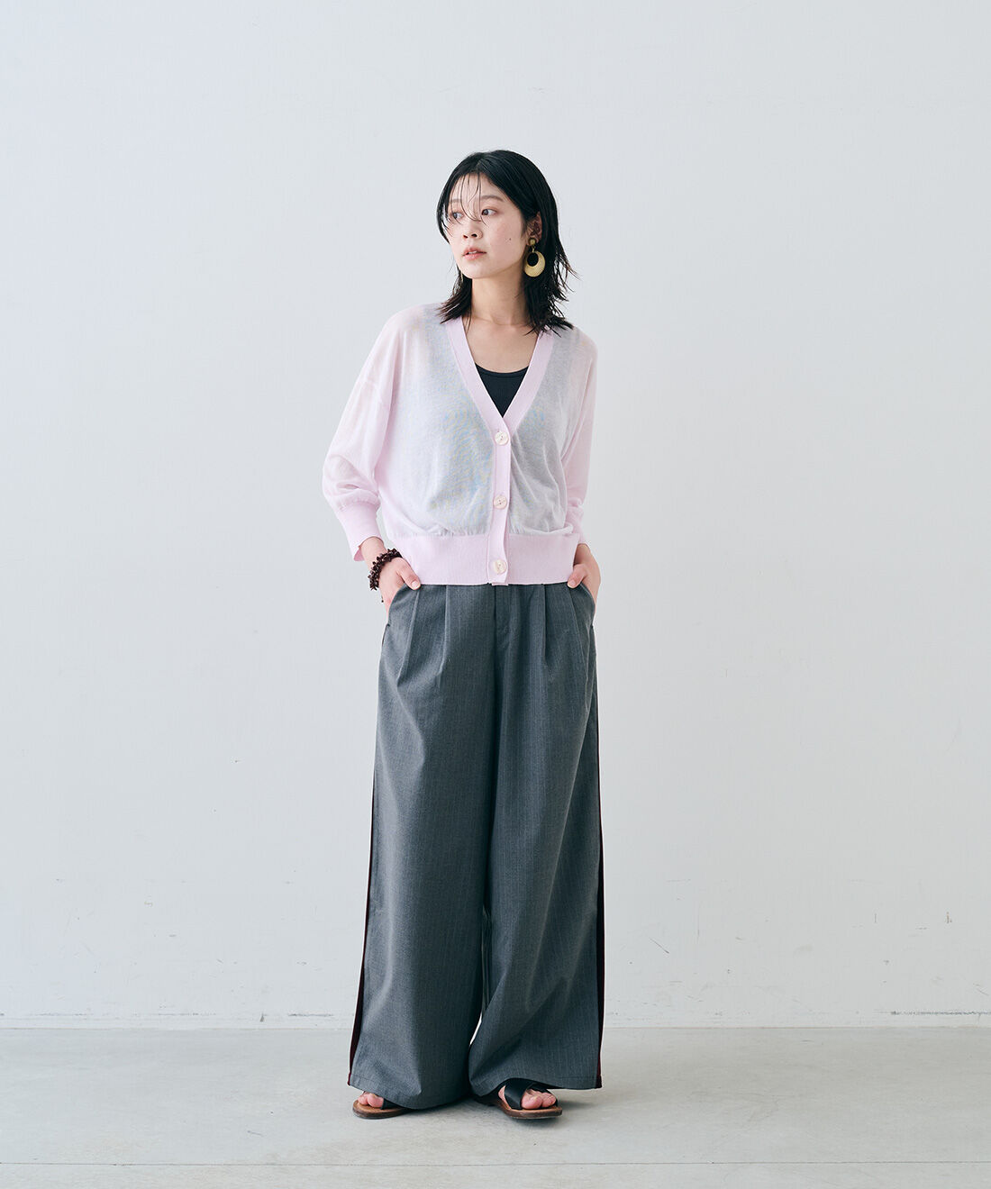 MEDE19F|丸胴リブタンクトップと麻混シアーカーディガンとEDER SHOES 1542 NERO / 13とヴィンテージサークルモチーフイヤリングのコーディネート