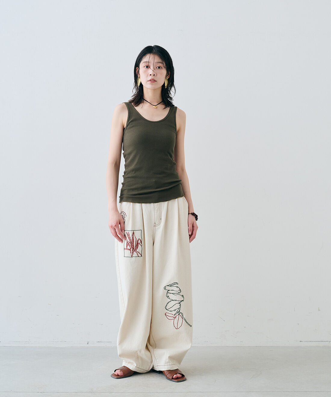 MEDE19F|MEDE19F　アート刺繍をほどこした ワイドパンツ〈生成り〉
