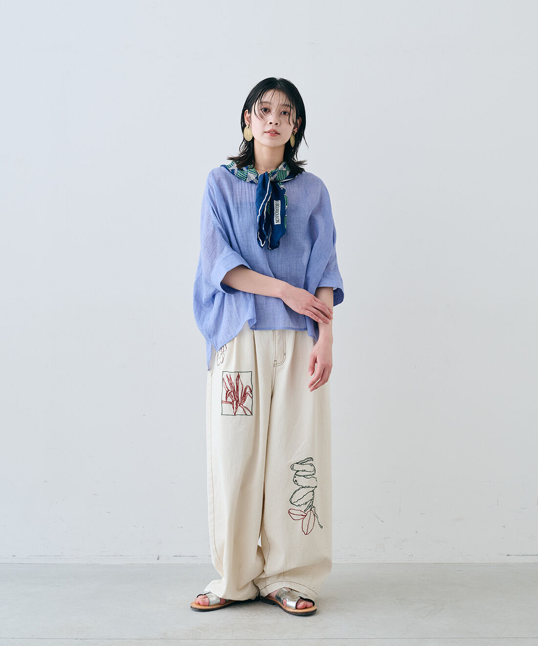 フェリシモファッションニュース|アート刺繍をほどこした ワイドパンツ〈生成り〉とシングルガーゼドルマントップスとシングルガーゼドルマントップスのコーディネート