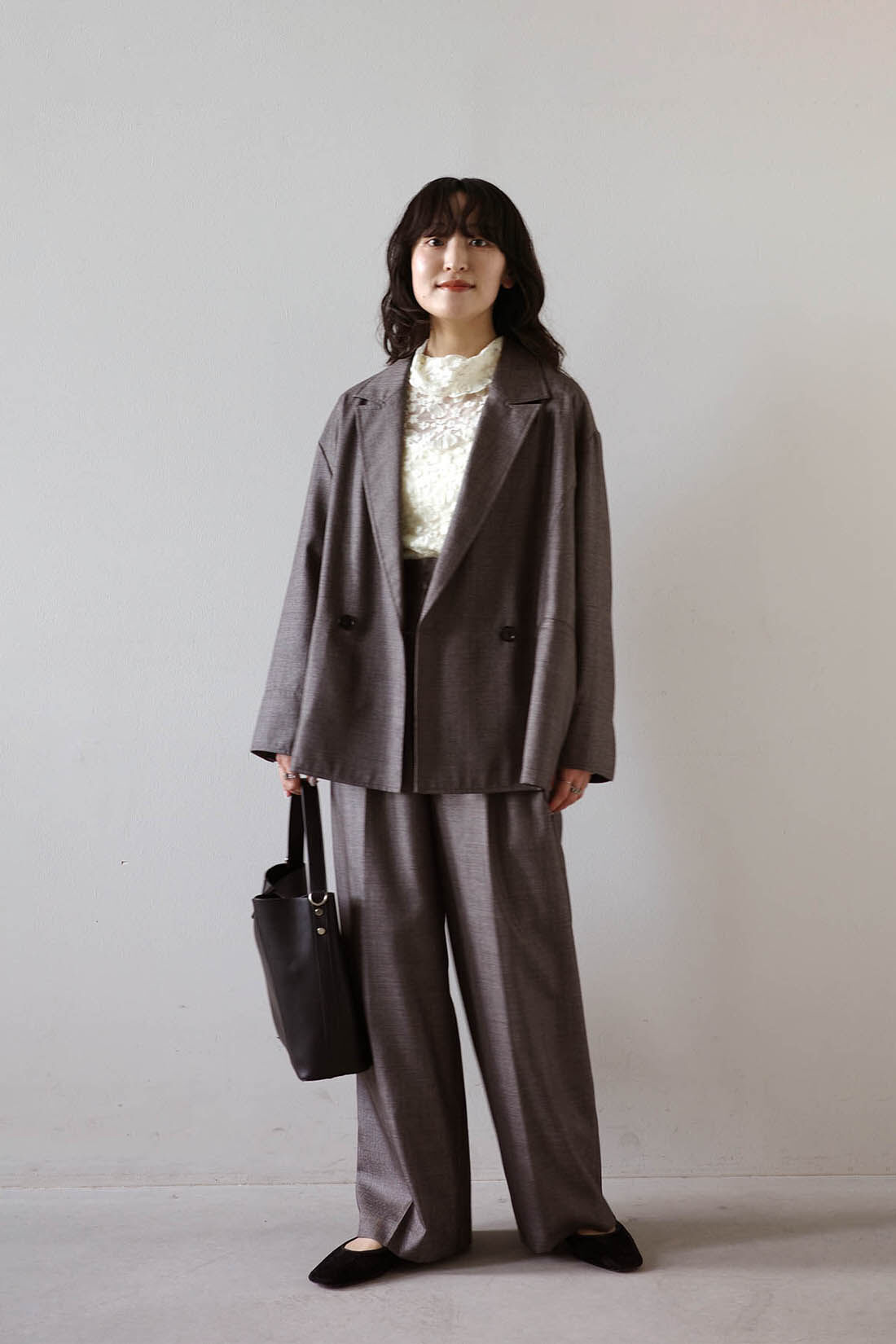 MEDE19F|シャークスキンのリラックスワイドスラックス〈シルバーチャコールグレー〉のコーディネート|モデル身長：156cm Mサイズ着用