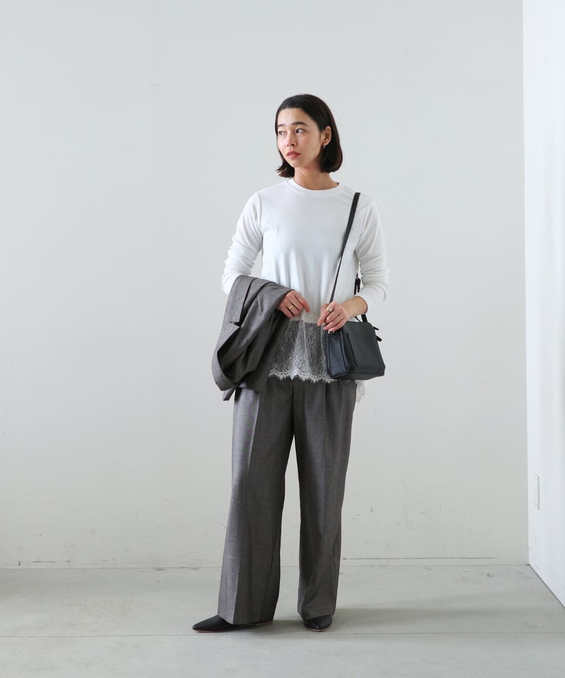 MEDE19F|シャークスキンのリラックスワイドスラックス〈シルバーチャコールグレー〉のコーディネート