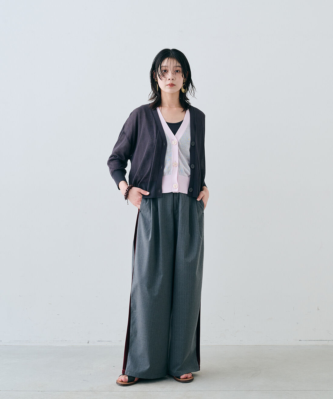 MEDE19F|麻混シアーカーディガンと丸胴リブタンクトップとヴィンテージサークルモチーフイヤリングとEDER SHOES 1542 NERO / 13のコーディネート