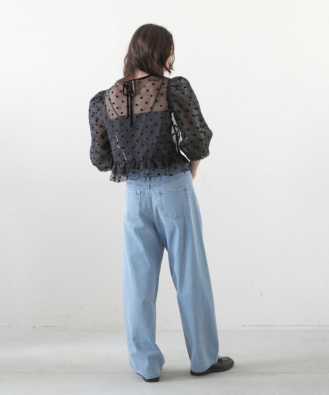 MEDE19F|フロッキードット オーガンジートップス〈ブラック〉のコーディネート|モデル身長： 168cm　Mサイズ着用