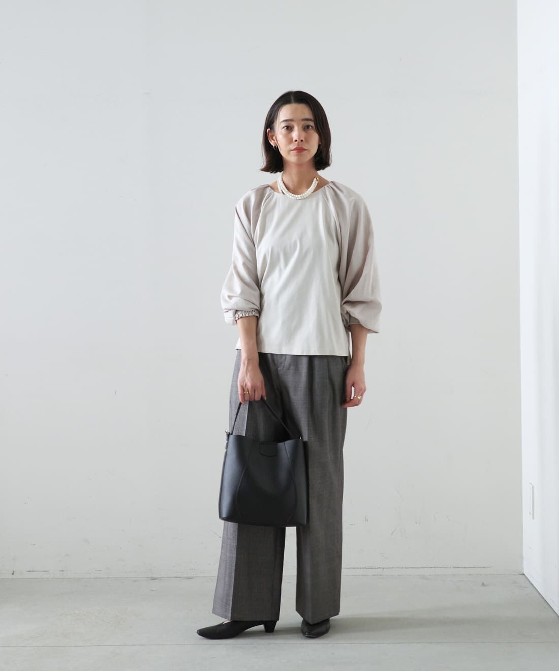 MEDE19F|シャークスキンのリラックスワイドスラックス〈シルバーチャコールグレー〉のコーディネート