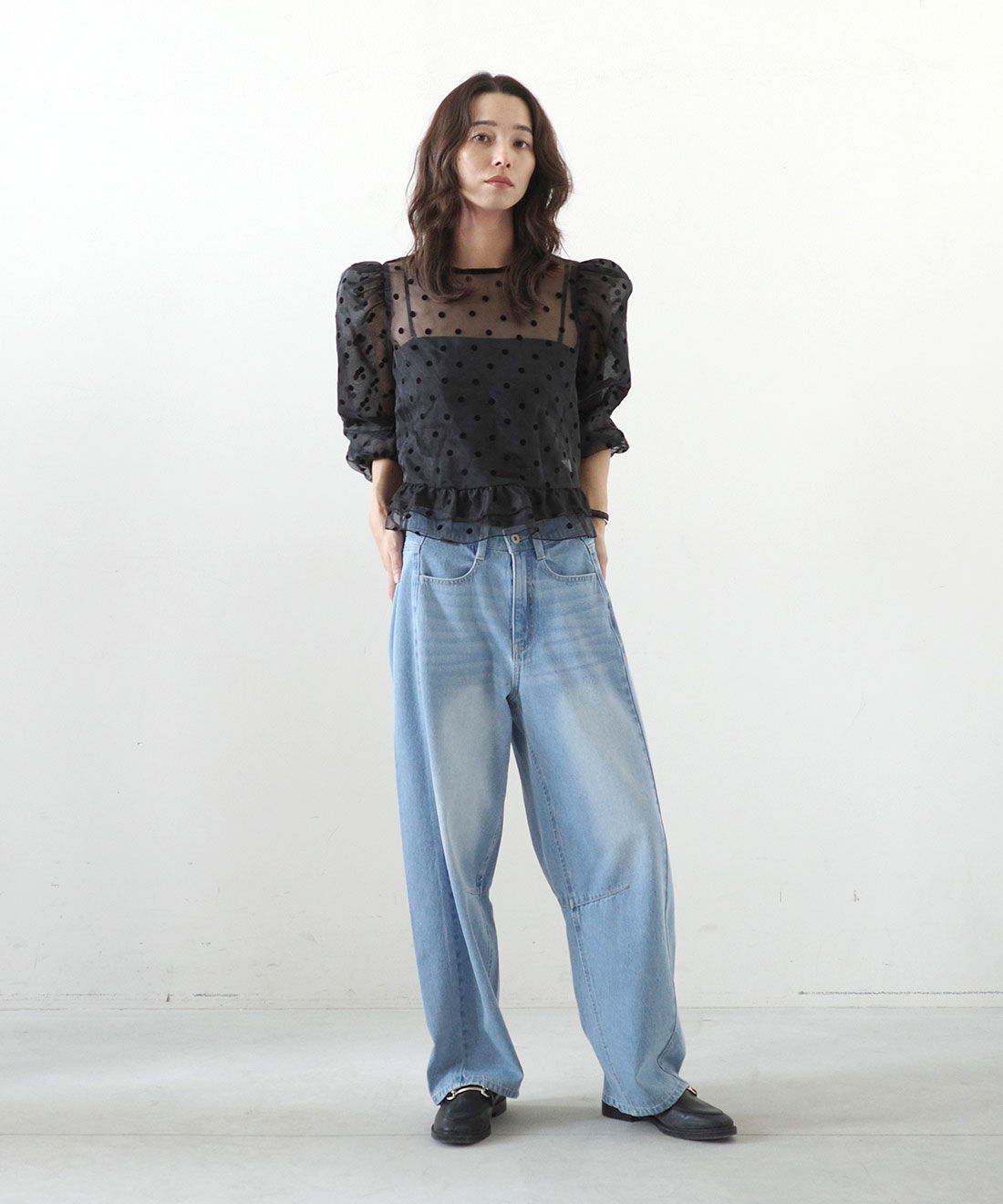 MEDE19F|フロッキードット オーガンジートップス〈ブラック〉のコーディネート|モデル身長： 168cm　Mサイズ着用