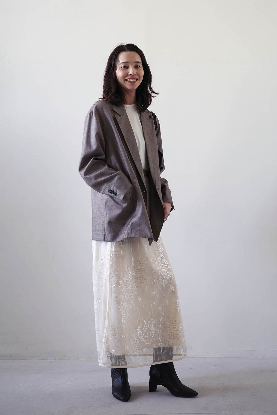 フェリシモファッションニュース|MEDE19F シャークスキン ダブルジャケット〈グレーベージュ〉とMEDE19F シャークスキン ワイドスラックス〈グレーベージュ〉のコーディネート|モデル身長：168cm Mサイズ着用