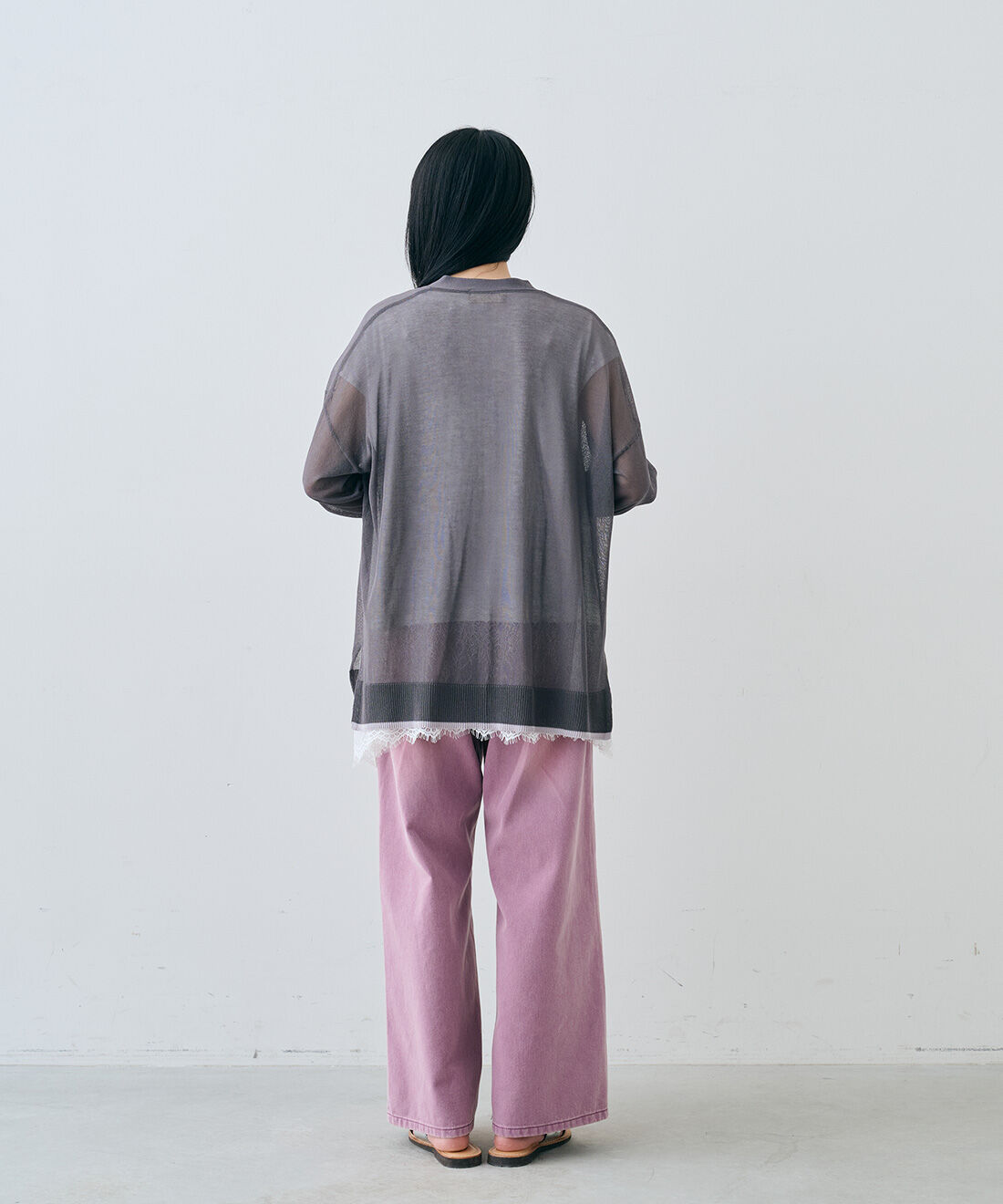 MEDE19F|ヘムレース フレンチスリーブトップスとヘムレース フレンチスリーブトップスと配色ラインのシアーニット カーディガンのコーディネート