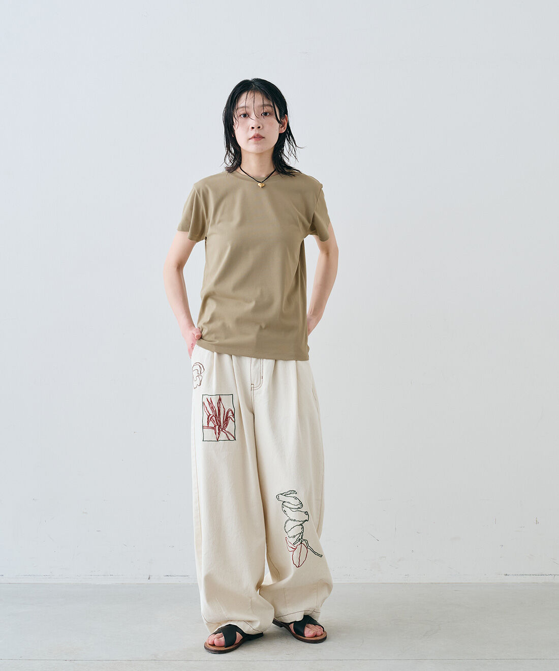 MEDE19F|汗じみ軽減＆接触冷感 大人感こなれTシャツとアート刺繍をほどこした ワイドパンツ〈生成り〉とヴィンテージハートモチーフベルベットリボンチョーカーのコーディネート