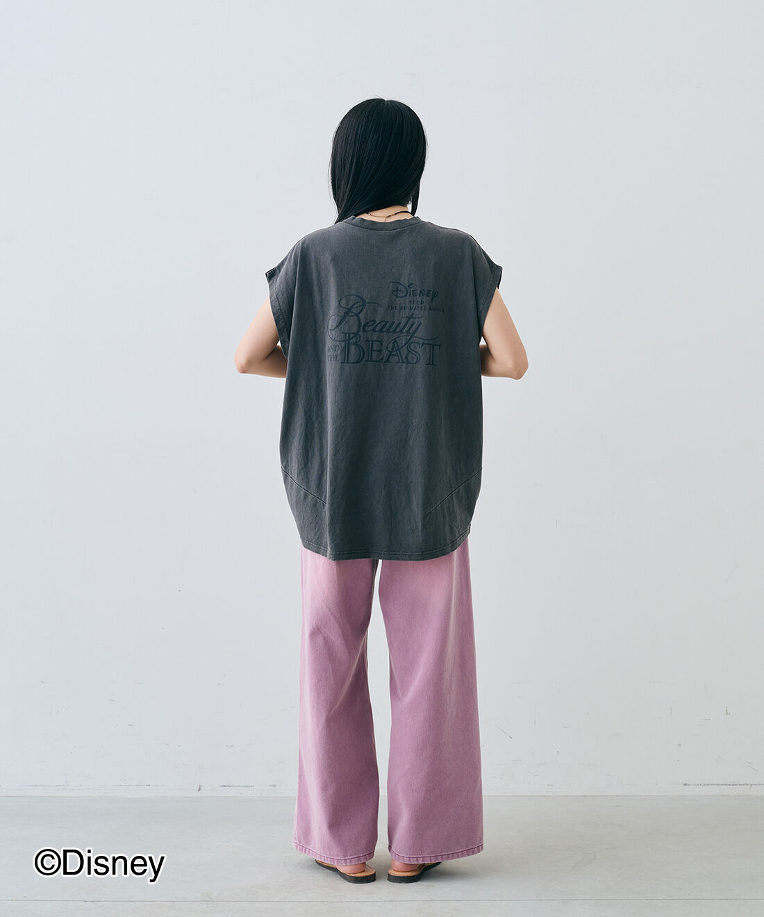MEDE19F|【Disney】古着屋でみつけたようなノースリーブTシャツ〈美女と野獣〉とヴィンテージハートモチーフベルベットリボンチョーカーとヴィンテージサークルモチーフイヤリングとEDER SHOES 1398 ARGENTO /NATURALEのコーディネート