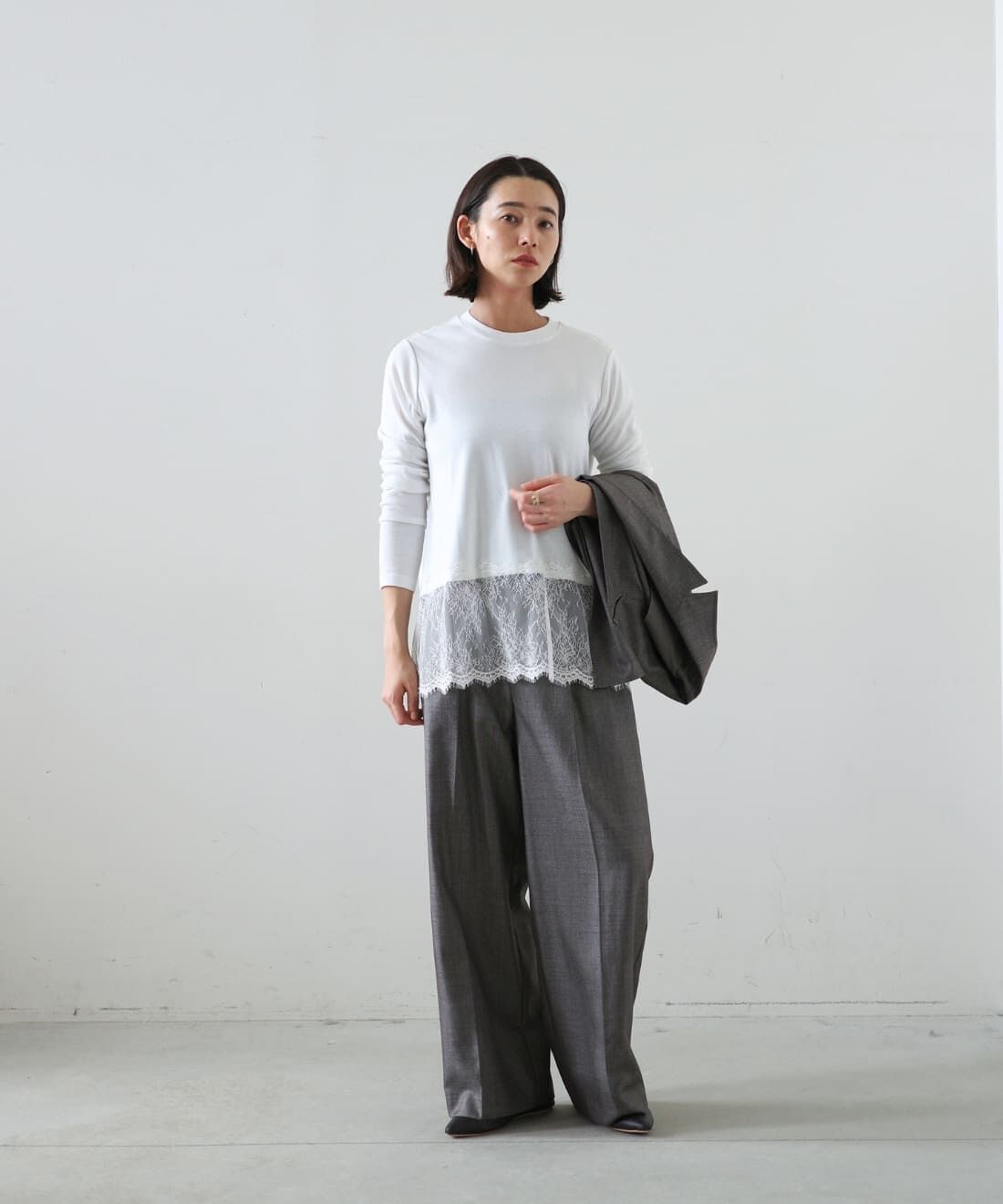 MEDE19F|シャークスキンのリラックスワイドスラックス〈シルバーチャコールグレー〉のコーディネート