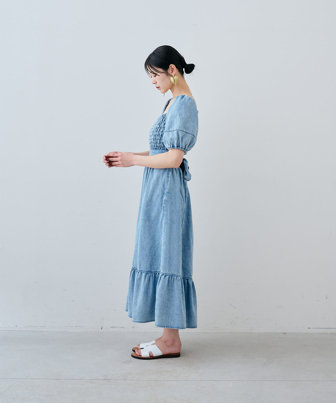 MEDE19F|アンティークデザインのデニムワンピース〈フェードブルー〉とEDER SHOES 1398 BIANCO / 13のコーディネート|163cm　size：M
