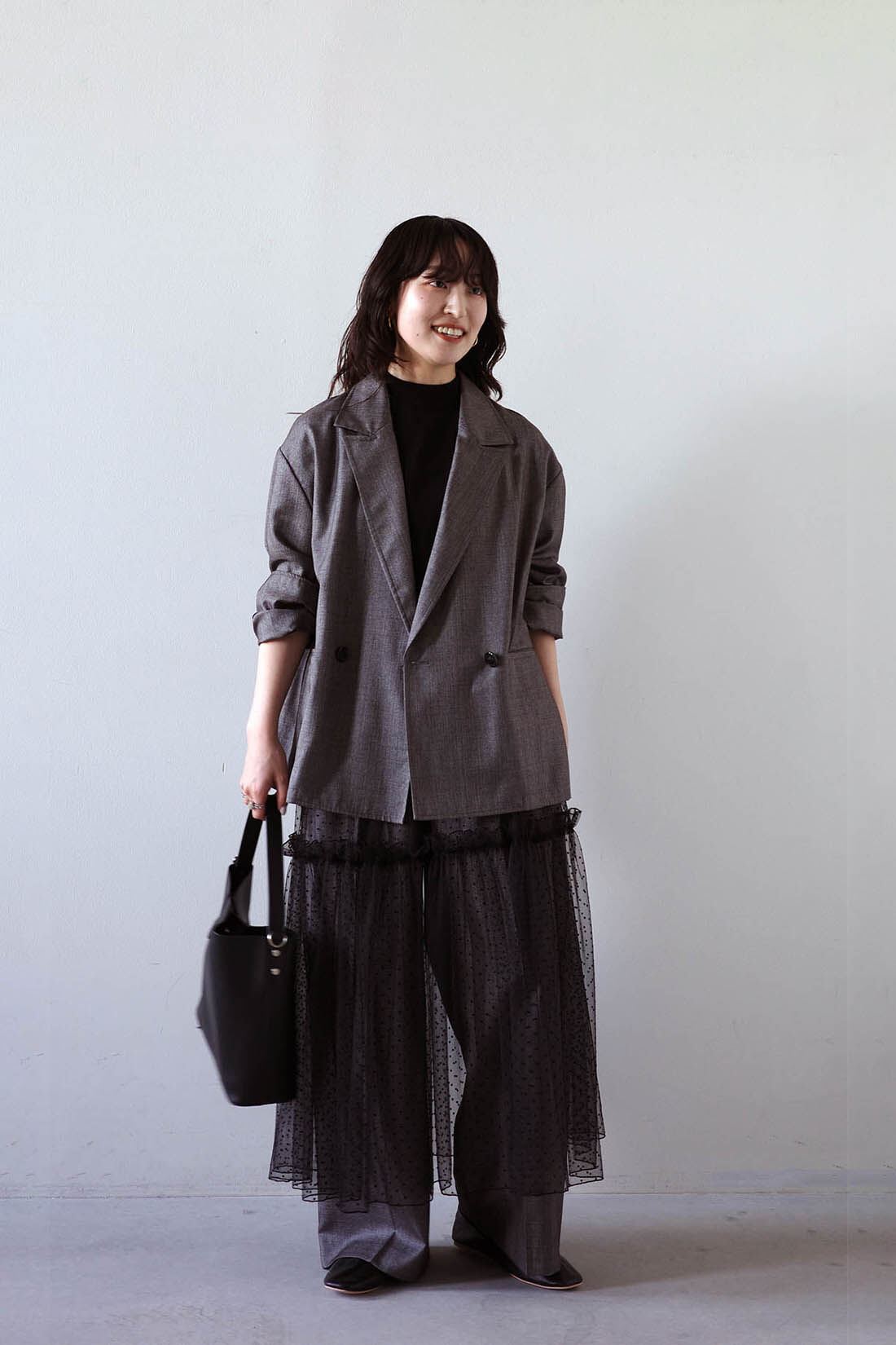 MEDE19F|シャークスキンのリラックスワイドスラックス〈シルバーチャコールグレー〉とMEDE19F 三子糸（みこいと）のTニットトップスの会とMEDE19F ドットチュールオーバースカート〈ブラック〉のコーディネート|モデル身長：156cm Mサイズ着用