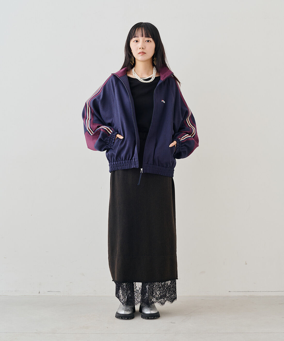MEDE19F|FILAトラックブルゾン〈ネイビー&times;バーガンディ〉とシルバーのクラックレザー調トラックブーツとコットンシアー ラグラントップスのコーディネート