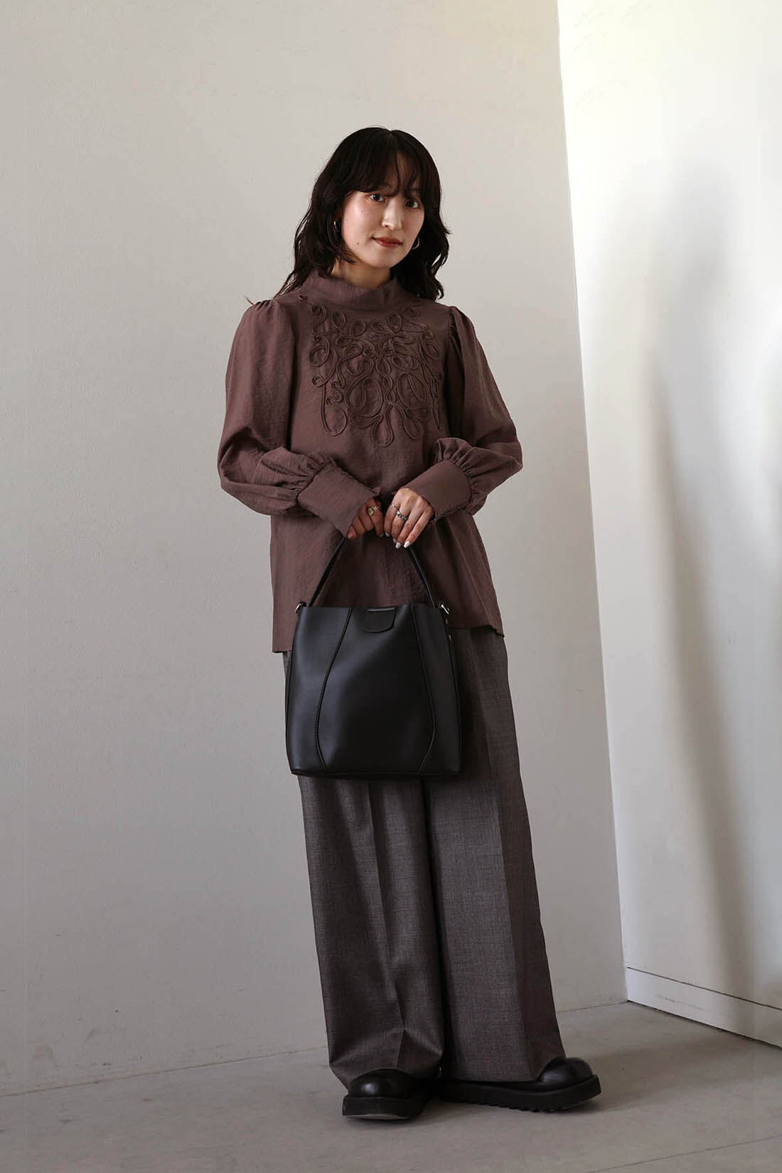 MEDE19F|エンブロイダリー ブラウス〈モカブラウン〉とシャークスキンのリラックスワイドスラックス〈シルバーチャコールグレー〉のコーディネート|モデル身長：156cm Mサイズ着用