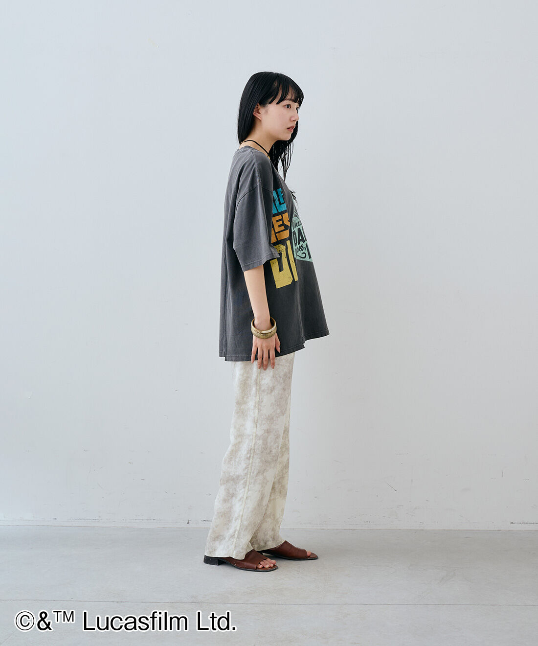 MEDE19F|MEDE19F　STAR WARS マンダロリアンとグローグーの リメイク仕立てのプリントTシャツ〈チャコール〉|モデル身長：163cm　着用サイズ：M